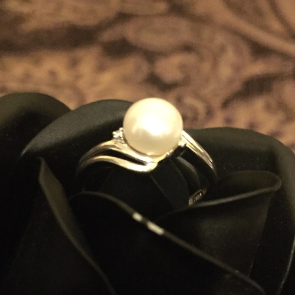 Vintage Jewelry - White Gold Pearl Ring w 2 Tiny Diamonds (repair)